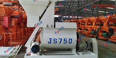 La centrale de mélange HZS35 fonctionne sous la chaleur estivale